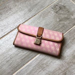 💟Pink Dooney & Bourke Wallet💟